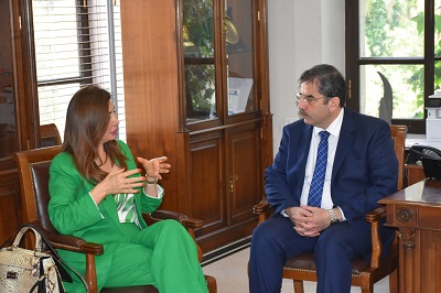 رئيس جامعة دمشق يلتقي الدكتورة أمل ملحم الراعية لمبادرة دعم الشباب العربي المتميز في الإعلام.